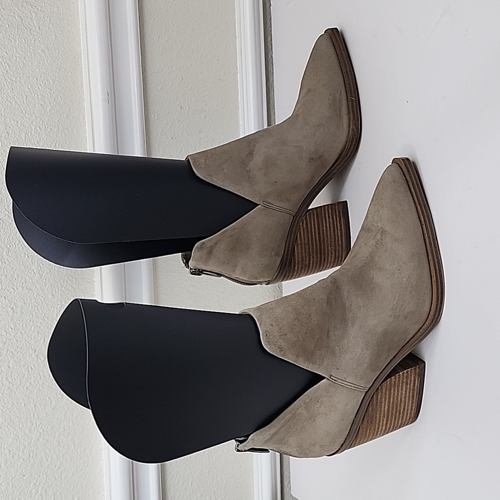 Vince Camuto VC-Gigietta Women Tan Leather Suede Pointed Toe  Ankle Bootie 7.5